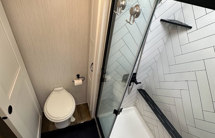 Another angle of the bathroom.