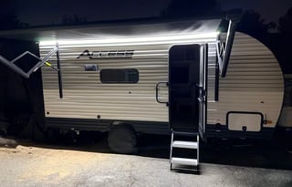 2025 Winnebago • Modern, Easy Tow • Sleeps 5