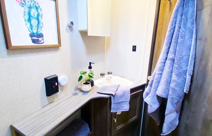 Need more room? open the mirror cabinet to store your toiletries.