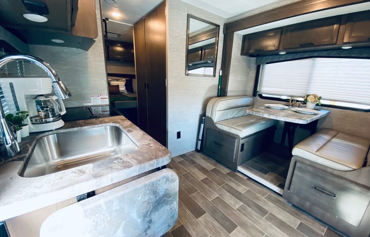 Living area, dinette