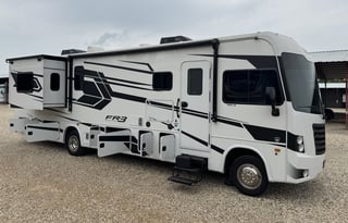 Glamping Getaway – FR3 34DS