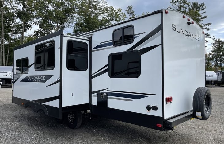 1 slide out to enable more space inside.