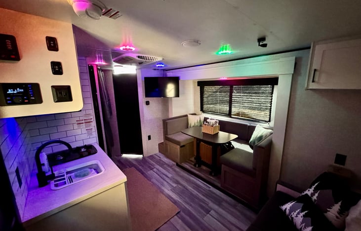 Set the vibe exactly how you want it. From steady moods to dynamic color-changing transitions, our integrated LED lighting lets you pick the perfect tone for any moment.
