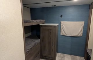 Bunk House/pet & festival friendly sleeps 9