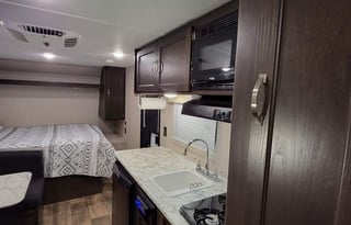 BUNKS☆Queen☆22ft☆Exit 407