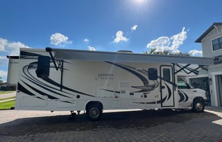 Luxury Family RV • Sleeps 7 • Fully Stocked