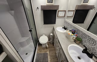 Pet Friendly Full Service Luxury 2 Bedroom RV