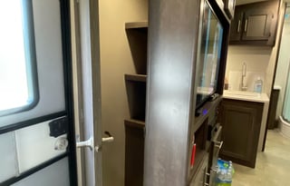 Cozy 2019 CrossRoads RV Sunset Trail Super Lite