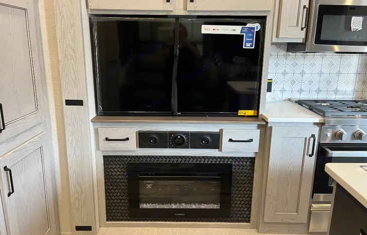 Livingroom TV, Fireplace, Radio