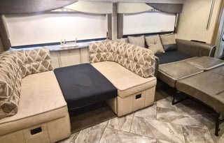 Luxury Disel Push, sleeps 8, 1.5 bath, washer &dry