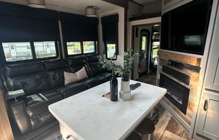 Upscale Getaway On Wheels  (DELIVERY ONLY)