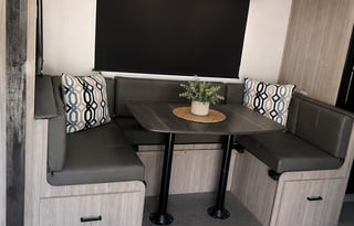 "Smoky Pass" Bunk House Sleeps 6 - Delivery Only