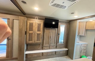 Family Friendly Luxury RV - Sleeps up to 8 Guests