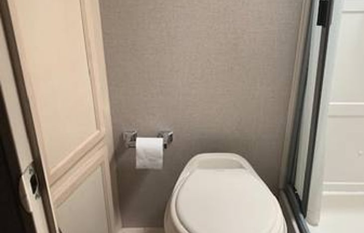 This is exceptional clean bathroom. Toilet only used for liquids. No solid waste to avoid bad smells. Disposable toilet bags are in closet. Overhead ceiling vent with fan. To be inspected upon return.