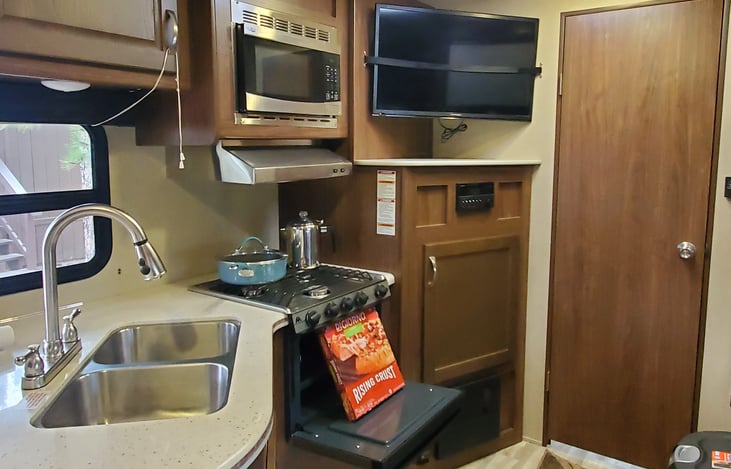 Love this kitchen! Lots of Amenities!