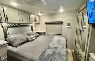 Luxury Bunkhouse Sleeps 10 Solar Wifi 2 A/C + More