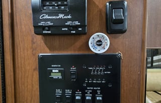 2014 Thor Motor Coach Miramar 32 1