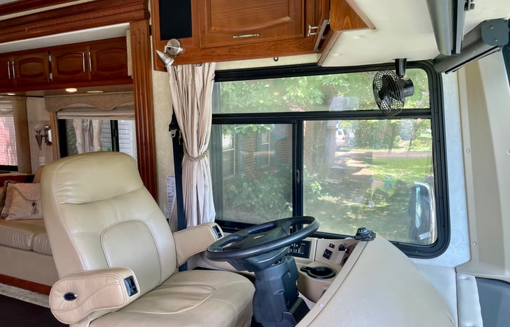 Comfortable captain and passenger chairs! Heated seats, automatic footrest, premium flexsteel leather!