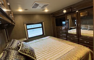 Luxury Super C RV – Sleeps 10 - Thor Magnitude