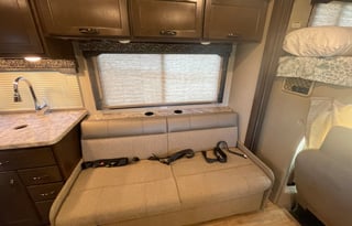 Comfy 2020 Thor 30’ Freedom Elite Bunkhouse