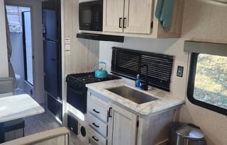 2023 EAST TO WEST Silver Lake 27KNS