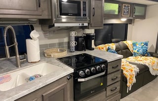 2021 30ft Coachmen Apex Lite Trailer