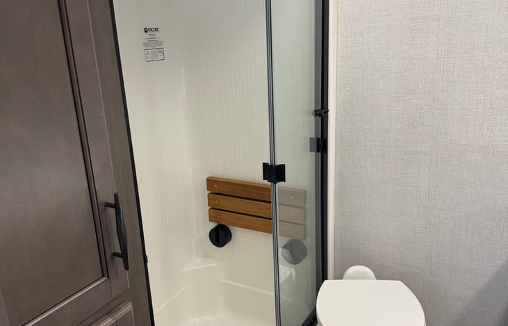Shower with plenty of room and adjustable water for