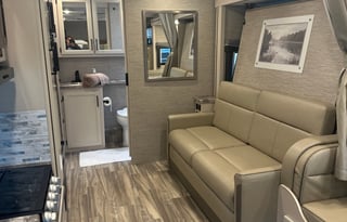 2023 Thor w/large slide out - Make Treasured Times