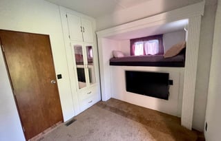 Spacious 42-ft 5th wheel RV