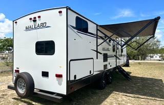 32 Ft Travel Trailer King size bed! Sleeps 8-10
