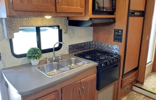 2017 Winnebago Minnie Winnie 27Q