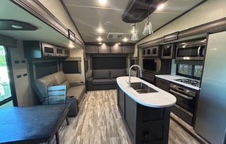 Family-sized 2022 5th Wheel