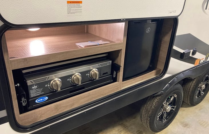 Outdoor kitchen (Griddle + mini frig.)