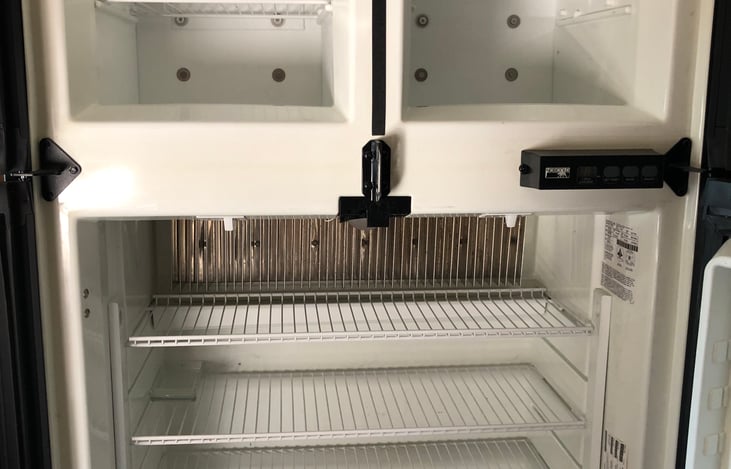 Refrigerator/Freezer w/Ice maker