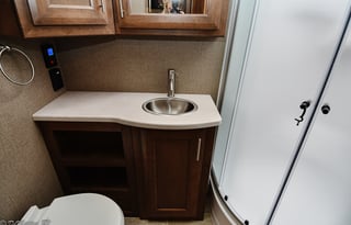 2021 Thor Omni 5 Star Luxury RV 4x4 Diesel