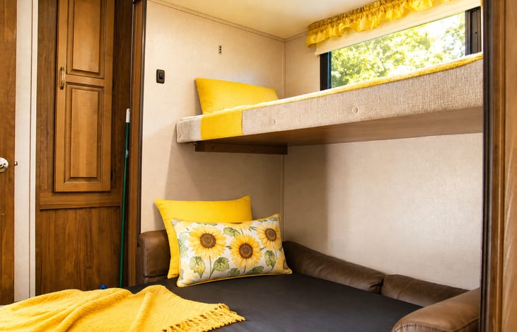 Bedroom 2 (2 Bunks / Fold-out Couch)