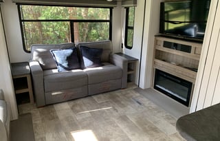 "Anzola" Private Bedroom -  Huge Living /Kitchen