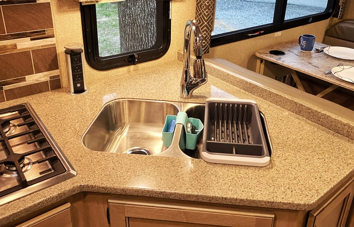 Ample double sink with drain/colander and pull-out sprayer
