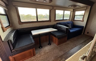 Luxury Bunkhouse Camper – Pet & Family Friendly
