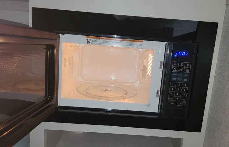 Compact 900 watt microwave