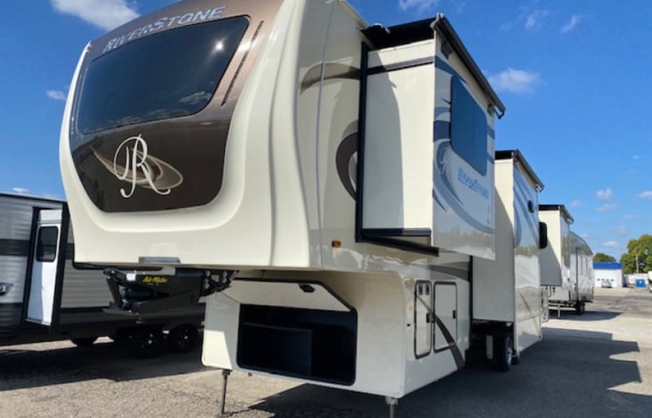 3 slide outs on the port side: living room, kitchen, bedroom. Living room picture window, plus windows on each side.