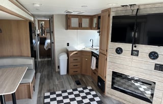 2023 Avenger 28BHS- Family & Fur Friendly