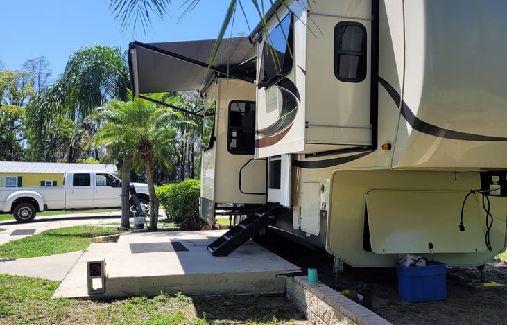 Automatic retractable awning and spacious slideouts.