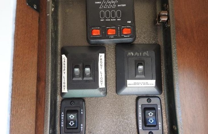 Everything labeled, light-up tank gages, we will go over everything with you during pick up-PLEASE allow yourself an uninterupted  hour for walk thru. 
Lots to go over, plus we end up chatting lol!!