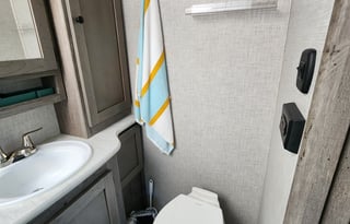 Winter Glamping? 38ft Travel Trailer w/ Arctic Pkg