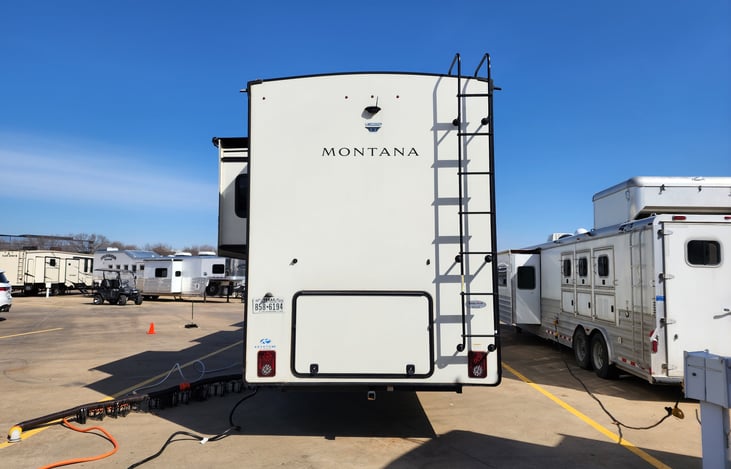 Large door on back to allow long items in the belly.