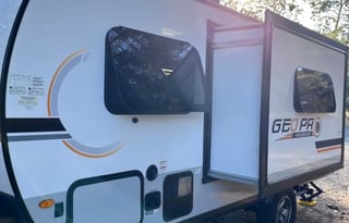 2022 GeoPro 19ft / Sleeps 4 / Lightweight / Irvine