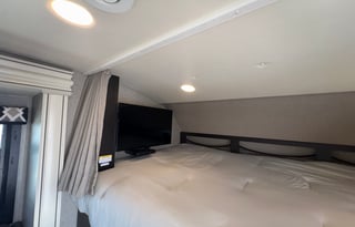 Rare King Bed | Auto Leveling | Easy to Drive