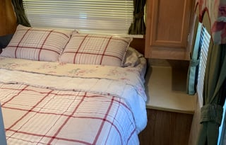 Free as a Bird Camper Sleeps 8 '06 Jayco Jayflight