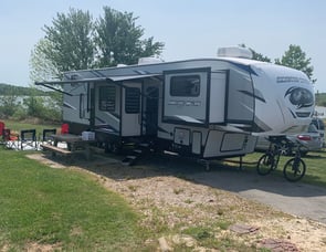 Forest River RV Cherokee Arctic Wolf Suite 3990